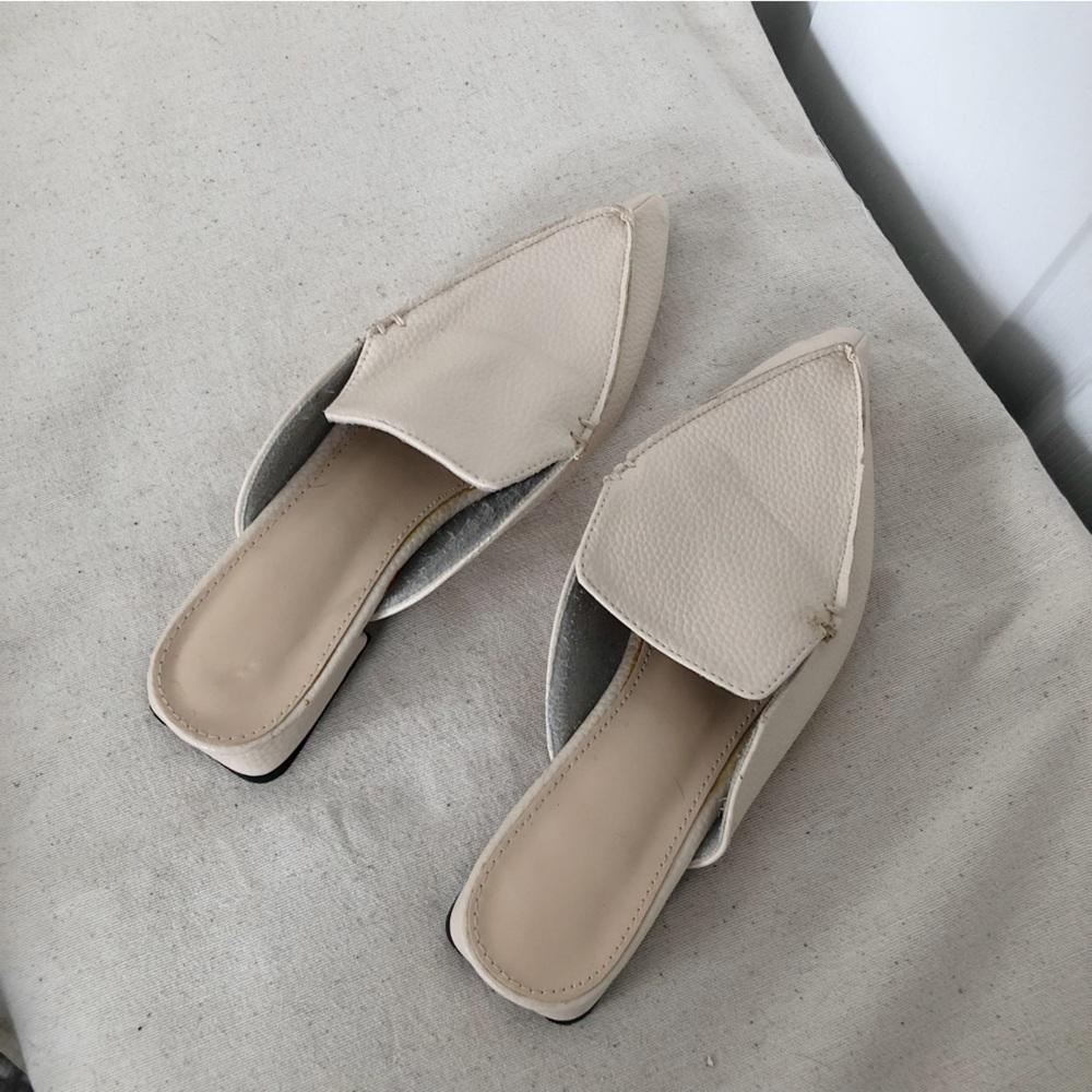 Off white pointed loafers sz 6